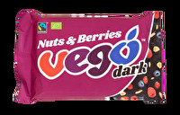 Mit dem Vego Dark Nuts & Berries von Vego Chocolate wird es richtig fruchtig! Neben jeder Menge Mandeln und Haselnüssen sind jetzt auch Blaubeeren, Himbeere und Cranberry im Riegel zu finden. Lecker wie eh und je, jetzt nur noch gehaltvoller!