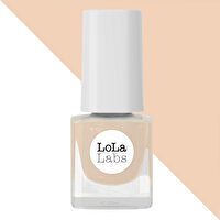 Der zarte Farbton des FKK Nagellackes von LoLaLabs betont die natürliche Schönheit Deiner Nägel.