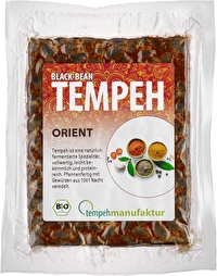 Der BlackBean Tempeh Orient von Tempehmanufaktur zaubert Dir den Orient auf den Teller! Der Tempeh aus schwarzen Bohnen kommt mit jeder Menge orientalischer Gewürze daher und lässt sich einfach braten oder fritieren.