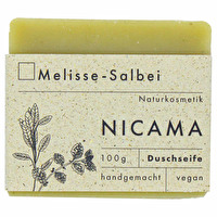 Die feste NICAMA Melisse-Salbei Seife versprüht einen Duft nach frischen Kräutern und ist eine nachhaltige Alternative zum herkömmlichen Duschgel.