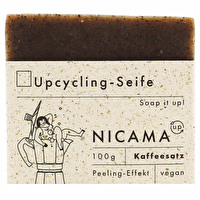 NICAMA sammelt für seine Upcyclingseife mit Peelingeffekt-Kaffeesatz den Kaffeesatz bei unterstützenswerten, lokalen Cafés ein und verarbeitet diesen nach dem Dörren in hochwertigen Naturkosmetik-Peelingseifen.