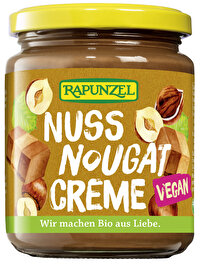 Die Nuss-Nougat-Creme vom Rapunzel versüßt dir mit 33% frisch gerösteten Haselnüssen und fair gehandeltem Kakaopulver dein Frühstück oder deine Crêpes.