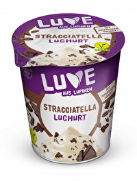 Vegane Stracciatella Joghurt-Alternative gefällig? Dann empfehlen wir den Lughurt mit Joghurt-Kulturen von Made with Luve! Das beste aus dem Lupineneiweiß gepaart mit knusprigen Schokoladenstückchen - genau wie in Italien, nur vegan! Jetzt neu bei kokku im Vegan-Shop!