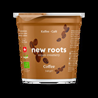 Die Alternative zu Kaffeejoghurt aus Cashewkernen von New Roots überzeugt auch die letzten Kritiker*innen davon, dass Kaffee auch in Joghurt(alternativen) schmeckt