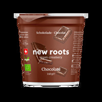 Die Alternative zu Schokoladenjoghurt aus Cashewkernen von New Roots beweist mal wieder aufs Neue, dass Schokolade glücklich macht.