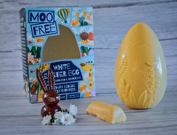 Mit dem weißen Schoko Osterei von Moo Free kannst du dein Osternest oder deine Ostergeschenke dieses Jahr ordentlich upgraden.