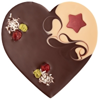 Das HERZ mit Fruchtstern von Zotter ist ein aus Edelschokolade bestehendes Herz, das mit weißer Sojakuvertüre in einem tollen Muster verziert ist.