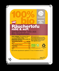 Der Räuchertofu mild & soft von TOFUTOWN besteht aus Sojabohnen aus Österreich und wird schonend mit Buchenholz geräuchert.