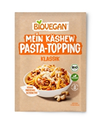 Das Mein Käshew Pasta-Topping Klassik von Biovegan verfeinert Pasta, Pizza, Risotto und Salate.