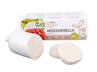 Wenn du mal wieder das Verlangen nach einem veganen Salat Caprese hast, ist dir mit dem Mozzarisella definitiv geholfen.