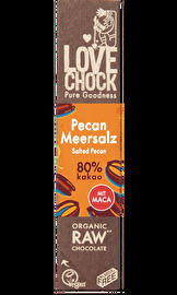 Der Schokoriegel Pecan Meersalz von Lovechock ist eine dunkle Schokolade mit knusprigen Nüssen, milden Früchten und frisch-süßem Geschmack. Jetzt günstig bei kokku im veganen Onlineshop bestellen.