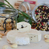 Der Vamembert Pfeffer von Cashewrella ist eine pflanzliche Alternative zu Camembert auf der Basis von Cashewkernen.