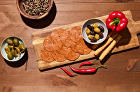 Für Liebhaber des etwas herzhafteren Brotbelages bietet die Vegane Salami Pepperoni von planeo etwas ganz Besonderes!