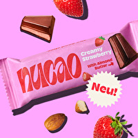 Der Creamy Strawberry Schokoriegel von nucao ist prall gefüllt mit cremigem Erdbeer-Mandelmus, verpackt in knackiger Zartbitter-Schokolade.