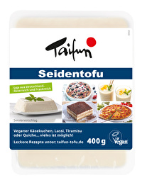 Der traditionell japanische Seidentofu von Taifun liegt in bester Demeter-Qualität vor und eignet sich ganz ausgezeichnet zur Zubereitung von Süßspeisen, Dips oder Saucen.