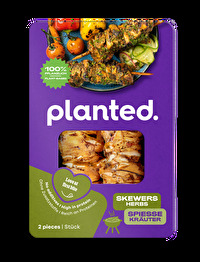 Der Chicken Grillspieß Kräuter von planted. ist eine pflanzliche Alternative aus Erbsenprotein mit 15 % würziger Marinade.
