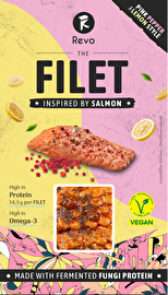 The Filet Pink Pepper & Lemon Style – Pflanzliche Lachs-Alternative von Revo Foods mit zarter, blättriger Struktur und typisch fischigem Geschmack. Veredelt mit einer würzigen Rosa-Pfeffer-Marinade und vielseitig einsetzbar – ob roh, gekocht oder in kalten Speisen.