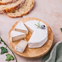 Petit Alba - Alternative zu Ziegenkäse von Petit Veganne – eine pflanzliche Spezialität mit intensiven Käsearomen. Seine weiß-blumige Rinde umhüllt einen cremigen Kern, hergestellt aus hochqualitativen Zutaten.