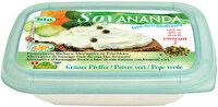 Die Soyananda Frischkäse-Alternative mit grünem Pfeffer ist was für alle, die als VeganerInnen weder auf Frischkäse noch auf den gewissen Biss verzichten wollen.