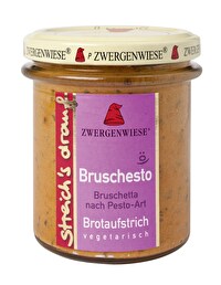 Bei Bruschesto - dem mediterranen Brotaufstrich von Zwergenwiese - verschmelzen sonnenverwöhnte Tomaten mit herzhaftem Pesto. Jetzt neu im Veganshop von kokku!