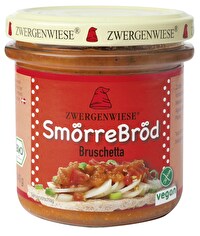 SmörreBröd Bruschetta von Zwergenwiese ist wieder ein wunderbar reichhaltiger Aufstrich mit viel Tomaten, Zwiebeln und Basilikum geworden. Dänische Tradition im mediterranen Flair sozusagen.