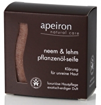 Die Neem & Lehm-Seife von Apeiron mit den feinen Partikeln des roten Lehms und Olivenöl reinigt Haut schonend und sanft mit einem milden Peeling-Effekt. Jetzt günstig bei kokku im Veganshop kaufen!