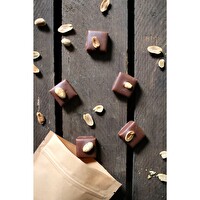 Die Pralinen °Erdnuss-Karamell-Nougat° von Bernsteinzimmer sind ein echter Karamellgenuss und ideal als Geschenk für ganz besondere Personen geeignet. Jetzt in eurem Veganshop bei kokku kaufen!