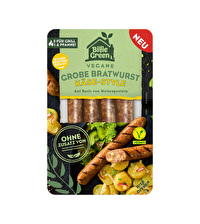 Die vegane grobe Bratwurst Käse-Style von Billie Green kombiniert herzhaften Geschmack mit einer würzig-schmelzenden Käsealternative.