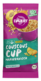 Der Couscous Cup Marokkanisch von Davert bringt dir in wenigen Minuten den Geschmack aus 1001 Nacht direkt nach Hause, ins Büro oder überall dorthin, wo du heißes Wasser zur Verfügung hast.