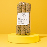 Die Keine Bärlauchbratwurst von Die Vegane Fleischerei kombiniert pflanzliches Erbseneiweiß mit frischem Bärlauch und einer Auswahl an Gewürzen.