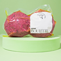 Die hausgemachte Keine Boulette von Die Vegane Fleischerei bietet köstlichen Geschmack, Herzhaftigkeit und Saftigkeit, alles komplett pflanzlich.