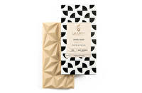 White Tahiti Tafelschokolade von LA MARA Chocolaterie ist zarter Genuss in Form einer weißen Tafel: Vegane Schokolade, die mit cremigem Pistazienmark und dem einzigartigen Geschmack von echter Tahiti-Vanille verfeinert wird.