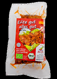 Die Streifen der veganen Ente gut-alles-gut von Lord of Tofu können kalt geknabbert werden aber noch leckerer sind sie ca. 5-10min in Olivenöl angebraten.