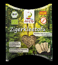 Der Zigerkleetofu mit Urwaldpfeffer von Lord of Tofu eignet sich wunderbar als leckerer Brotbelag, gewürfelt im Salat oder auch auf der Pizza.