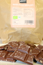 Die vegane Bruchschokolade in der Sorte Haselnuss Krokant von planeo ist für alle, die die Kombi aus Haselnuss und Schoki genauso lieben wie wir.