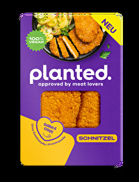 Die veganen Schnitzel von planted schmecken wie das Original und sind knusprig paniert. In der Pfanne sind die zwei Schnitzel außerdem schnell zubereitet.