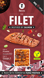 The Filet – veganer Lachersatz BBQ Style von Revo Foods überzeugt mit seiner zart-blättrigen Lachsstruktur und einem authentisch fischigen Geschmack.