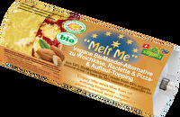 Das Melt Me - Vegane BioMandel-Alternative zu Weichkäse, Raclette und Pizza- & Auflauf-Topping von Soyana kannst Du pur als vegane Weichkäse-Alternative genießen oder allerhand Essenskreationen eine herrliche vegane Käsekruste verleihen.