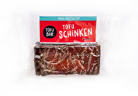 Der Tofu Schinken von Tofubar ist ein wahres Unikat in unserem Sortiment! Der Tofu wird noch per Hand mariniert, abgehangen und geräuchert, was mittlerweile einzigartig sein dürfte.
