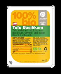 Der Tofu Basilikum von TOFUTOWN ist neben Basilikum auch mit Olivenöl und Knoblauch verfeinert.