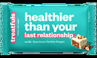 Der °healthier than your last relationship° Riegel von treatfuls ist ein köstlicher Haselnuss-Cashew-Riegel, der von cremiger, weißer, veganer Schoki umhüllt wird.