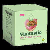 Die Sojawürfel im 7kg-Format von Vantastic sind ein idealer Fleischersatz. Jetzt günstig bei kokku, deinem veganen Onlineshop, kaufen!