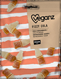 Die Fizzy Cola Flaschen von Veganz sind die perfekte Erfrischung für harte Tage.