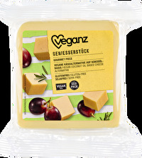 Das Geniesserstück von Veganz ist vielfältig einsetzbar und lässt sich sowohl gerieben auf einer Pizza, als auch in Scheiben auf Brot verzehren.