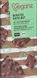 Die Roasted Hazelnut von Veganz ist eine zartschmelzende Schokolade mit gerösteten Haselnüssen.