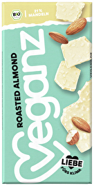 Die Roasted Almond von Veganz ist eine vegane weiße Schokolade, die ihren besonderen Geschmack durch geröstete Mandeln erhält.