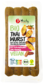 Thai Wurst von Wheaty – Eine pflanzliche Hommage an die nordthailändische „Sai Ua“-Wurstspezialität. Diese aromatische Kreation vereint natürliche Süße von Datteln, erdiges Kurkuma und eine feine Schärfe durch Chili, Knoblauch und Ingwer.