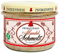Der Mandel Schmelz von Zwergenwiese ist ein würziger Brotaufstrich aus gerösteten Mandeln, Äpfeln und verschiedenen Gewürzen, der ganz hervorragend auf Schwarzbrot mundet!