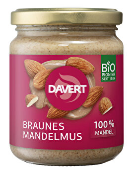 Das Braune Mandelmus von Davert wird aus 100% fettfrei gerösteten Bio-Mandeln hergestellt und ohne Zusatzstoffe zu einem cremigen Mus verarbeitet.