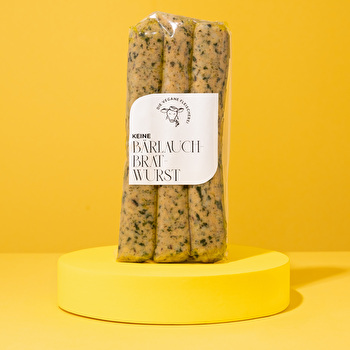 Die Keine Bärlauchbratwurst von Die Vegane Fleischerei kombiniert pflanzliches Erbseneiweiß mit frischem Bärlauch und einer Auswahl an Gewürzen.